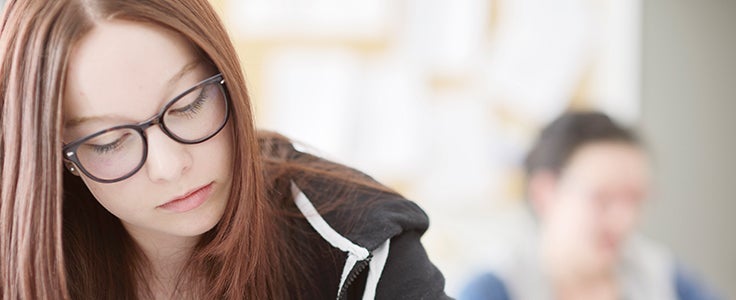 Schülerin beim Unterricht in der Klasse Schülerin beim Unterricht in der Klasse