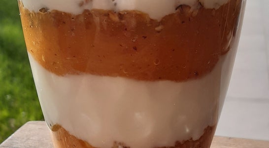 6 Kaki
1 Orange, Saft
100 g kernige Haferflocken
3 TL Butter
3 EL Zucker
200 g Joghurt
200 g Topfen
100 g Sahne
Grand Manier
Vanillezucker
Pfefferminze zum Garnieren
Die Kaki durch ein feines Sieb passieren und mit Orangensaft abschmecken.
Sahne steif schlagen. Topfen, Joghurt, Likör und Vanillezucker verrühren und die Sahne unterheben.
Butter in einer Pfanne schmelzen, Zucker darin karamellisieren lassen und die Haferflocken zugeben.
Nun Das Kakipüree, die Haferflocken und die Topfencreme abwechselnd in Gläser füllen, Mit Haferflocken und Minze garnieren. 6 Kaki
1 Orange, Saft
100 g kernige Haferflocken
3 TL Butter
3 EL Zucker
200 g Joghurt
200 g Topfen
100 g Sahne
Grand Manier
Vanillezucker
Pfefferminze zum Garnieren
Die Kaki durch ein feines Sieb passieren und mit Orangensaft abschmecken.
Sahne steif schlagen. Topfen, Joghurt, Likör und Vanillezucker verrühren und die Sahne unterheben.
Butter in einer Pfanne schmelzen, Zucker darin karamellisieren lassen und die Haferflocken zugeben.
Nun Das Kakipüree, die Haferflocken und die Topfencreme abwechselnd in Gläser füllen, Mit Haferflocken und Minze garnieren.