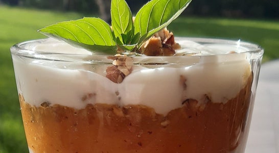 6 Kaki
1 Orange, Saft
100 g kernige Haferflocken
3 TL Butter
3 EL Zucker
200 g Joghurt
200 g Topfen
100 g Sahne
Grand Manier
Vanillezucker
Pfefferminze zum Garnieren
Die Kaki durch ein feines Sieb passieren und mit Orangensaft abschmecken.
Sahne steif schlagen. Topfen, Joghurt, Likör und Vanillezucker verrühren und die Sahne unterheben.
Butter in einer Pfanne schmelzen, Zucker darin karamellisieren lassen und die Haferflocken zugeben.
Nun Das Kakipüree, die Haferflocken und die Topfencreme abwechselnd in Gläser füllen, Mit Haferflocken und Minze garnieren. 6 Kaki
1 Orange, Saft
100 g kernige Haferflocken
3 TL Butter
3 EL Zucker
200 g Joghurt
200 g Topfen
100 g Sahne
Grand Manier
Vanillezucker
Pfefferminze zum Garnieren
Die Kaki durch ein feines Sieb passieren und mit Orangensaft abschmecken.
Sahne steif schlagen. Topfen, Joghurt, Likör und Vanillezucker verrühren und die Sahne unterheben.
Butter in einer Pfanne schmelzen, Zucker darin karamellisieren lassen und die Haferflocken zugeben.
Nun Das Kakipüree, die Haferflocken und die Topfencreme abwechselnd in Gläser füllen, Mit Haferflocken und Minze garnieren.