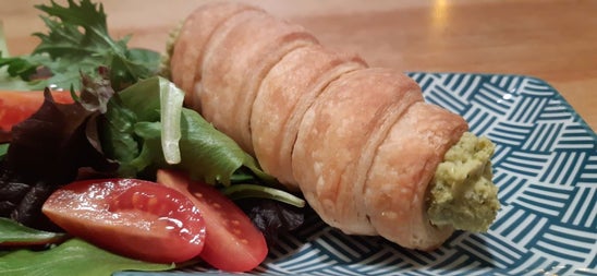 Blattsalate mit Erbsenmousse in der Blitzblätterteigrolle Blattsalate mit Erbsenmousse in der Blitzblätterteigrolle