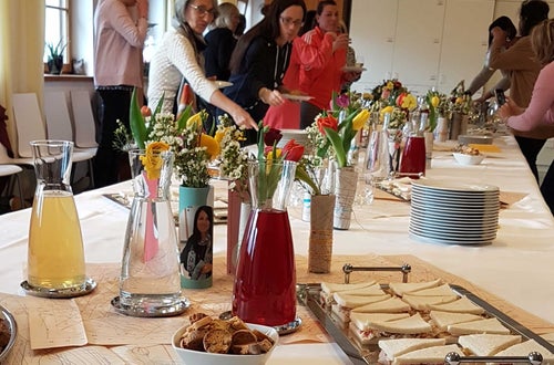 Klassenfoto: Auch die Schülerinnen des ersten Jahrganges sind gekommen zu gratulieren Klassenfoto: Auch die Schülerinnen des ersten Jahrganges sind gekommen zu gratulieren
