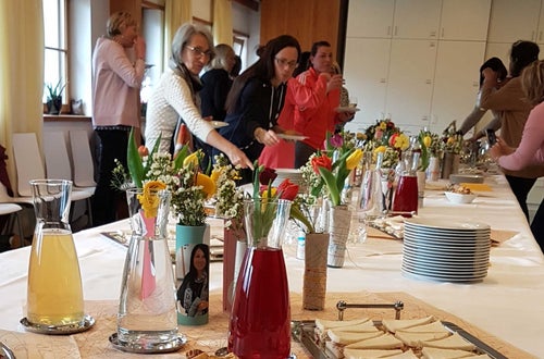 Klassenfoto: Auch die Schülerinnen des ersten Jahrganges sind gekommen zu gratulieren Klassenfoto: Auch die Schülerinnen des ersten Jahrganges sind gekommen zu gratulieren
