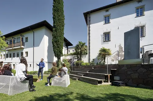 Unterrichtsszene im Freien Unterrichtsszene im Freien