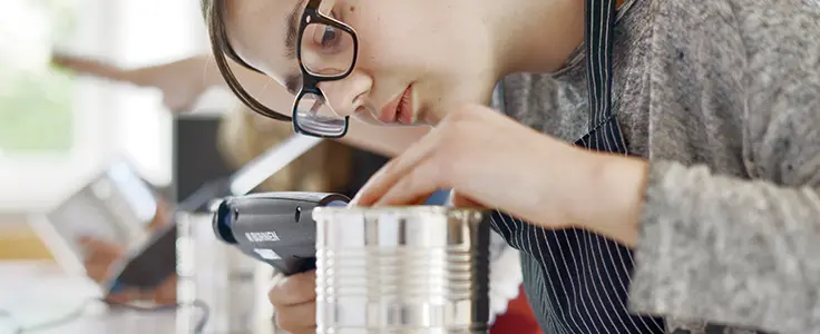 Schülerin beim kreativen Gestalten Schülerin beim kreativen Gestalten