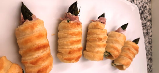 Blitzblätterteig Rolle mit Spargel Schinken Boznersauce Blitzblätterteig Rolle mit Spargel Schinken Boznersauce