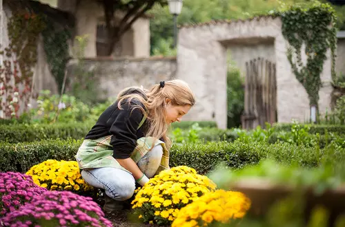 Schülerin im Garten Schülerin im Garten