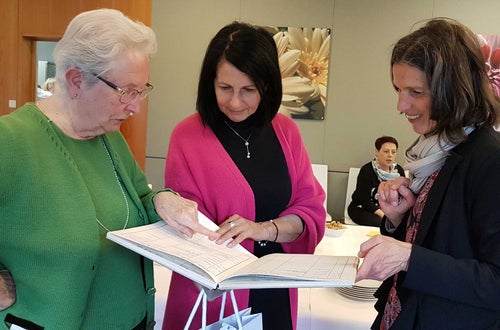 Klassenbuch: es wird in Erinnerungen gestöbert Klassenbuch: es wird in Erinnerungen gestöbert