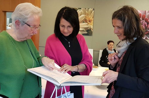 Klassenbuch: es wird in Erinnerungen gestöbert Klassenbuch: es wird in Erinnerungen gestöbert