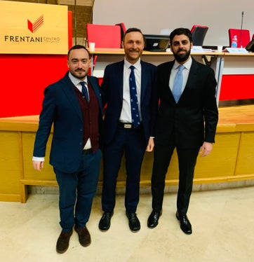 L diretëur de Repartizion Stuflesser (tl zënter) cun Marco Palmigiani (Project manager comunicazion Unità PNRR Erasmus+ INDIRE) y Marino Mazzocca (Respunsabl scientific dl proiet PNRR Erasmus+). I doi cunlauradëures de INDIRE à menà n team de esperc che tl 2025 a urganisà la prima “palestra de proietazion” tla Talia tres la Direzion Ladina. Te chël cheder, deboriada cun i cunlauradëures dla Direzion, ie uni stat njenià la pruposta Erasmus Plus dla Direzion Ntendënza y cultura ladina, pona finanzieda cun mesuns dl PNRR. (Foto: USP/Repartizion Aministrazion Scola y Cultura Ladina)