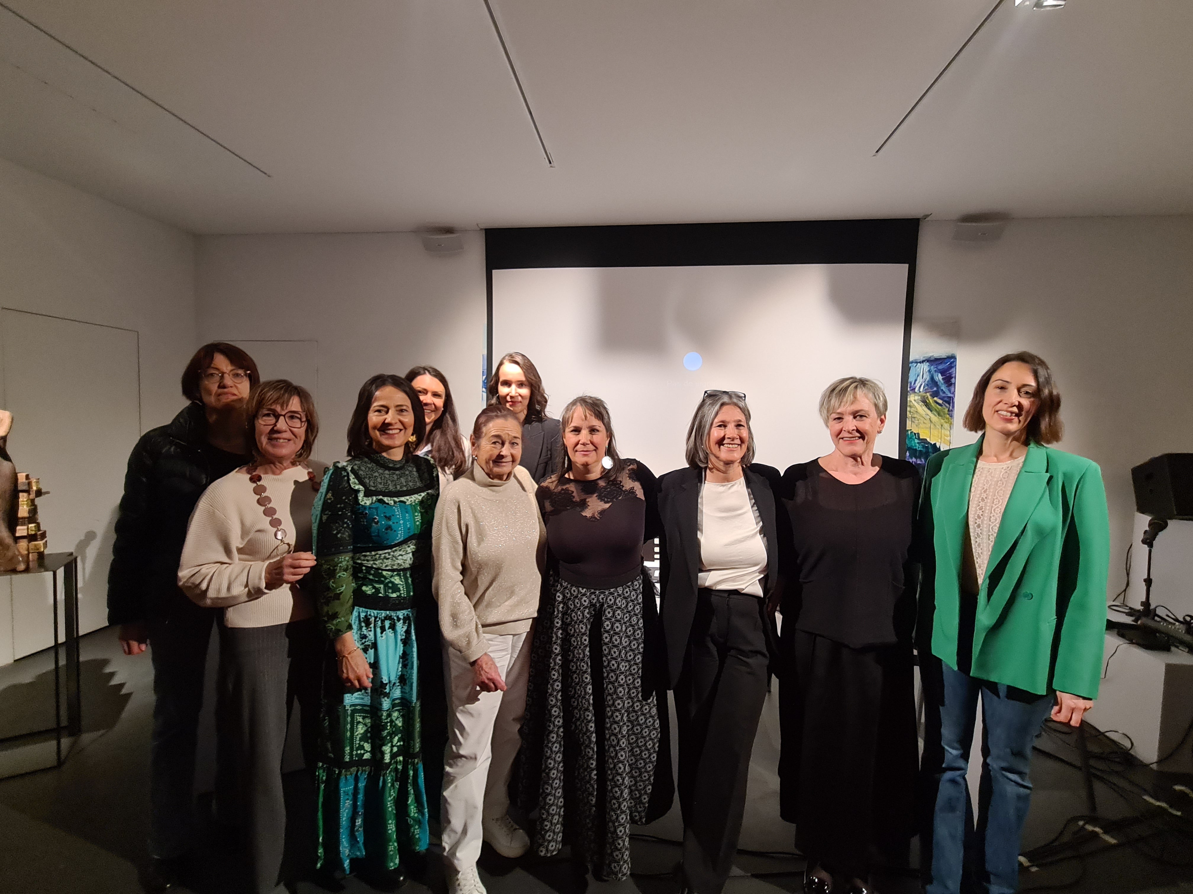 La cultura delle donne ladine al centro dell'evento Ëiles & Stëiles - Donne e Stelle per la Festa della Donna dell'8 marzo: (da sinistra) Cristina De Grandi, Anna Mazzel, Helene Demetz, Irene Prinoth, Lotte Nogler, Jasmin Ferdigg, Irene Moroder, Ingrid Runggaldier, Hannelore Insam, Martina Rier. (Foto: USP/Direzione Istruzione e Cultura ladina)