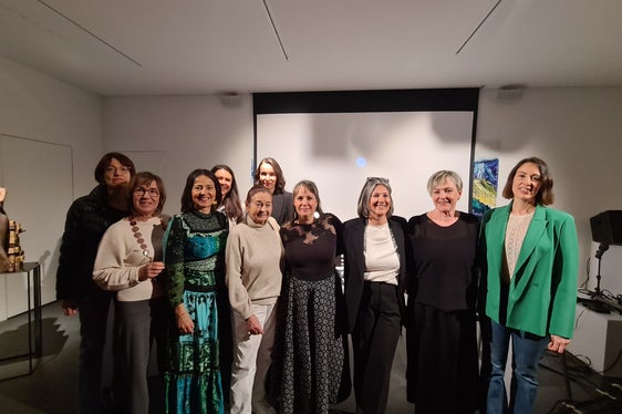 La cultura senieda dal’ëiles ladines al zënter dla manifestazion Ëiles & Stëiles per l Di dl’Ëila ai 8 de merz: (da man ciampa): Cristina De Grandi, Anna Mazzel, Helene Demetz, Irene Prinoth, Lotte Nogler, Jasmin Ferdigg, Irene Moroder, Ingrid Runggaldier, Hannelore Insam, Martina Rier (Foto: USP/Departimënt Intendënza y Cultura Ladina)