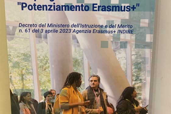 Roll-up der INDIRE-Konferenz zu Erasmus Plus Mobilitäten, die durch den nationalen Wiederaufbaufonds PNRR ermöglicht wurden. (Foto: LPA/Abteilung Ladinische Bildungs- und Kulturverwaltung)