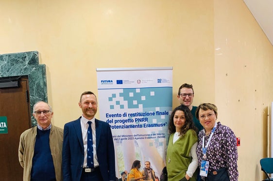 Bei der Veranstaltung der italienischen Erasmus-Nationalagentur INDIRE in Rom: (von links) Maurizio Gerardini (Project Officer PNRR Erasmus+ Abteilung INDIRE ), Abteilungsdirektor Mathias Stuflesser, Paola Russo (PNRR Erasmus+ Abteilung INDIRE und Erasmus-Plus Botschafterin Emilia-Romagna), Stefan Graziadei (Projektmanager Abteilung ladinische Bildungs- und Kulturverwaltung), Maria Cristina Bevilaqua (PNRR Erasmus+ Abteilung INDIRE und Erasmus-Plus Botschafterin Latium). (Foto: LPA/Abteilung Ladinische Bildungs- und Kulturverwaltung)
