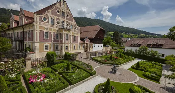 Residenza Mair am Hof con edificio di servizio. Foto Hermann M. Gasser