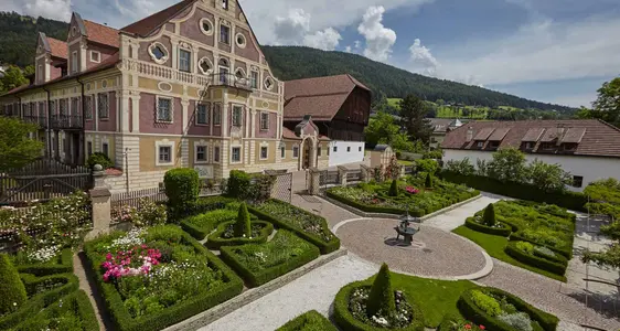 Ansitz Mair am Hof und Wirtschaftsgebäude. Foto Hermann M. Gasser