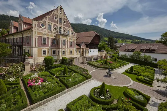 Residenza Mair am Hof con edificio di servizio. Foto Hermann M. Gasser