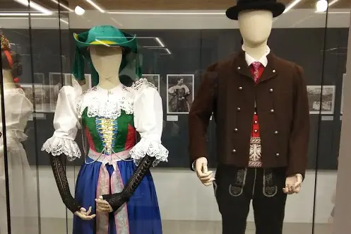Museo dei costumi tradizionali di Castelrotto. Costumi tradizionali del XVIII secolo. Foto Associazione Pro Museo Castelrotto
