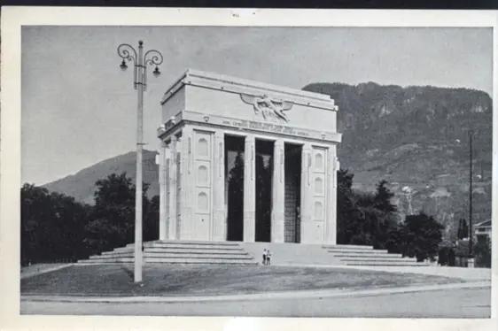 Monumento alla Vittoria, Fondo fotografico cartoline storiche. Archivio della Città di Bolzano