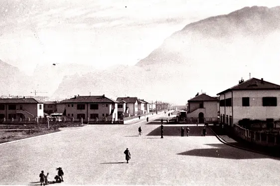 Semirurali-Viertel. Ansicht des Pontiniaplatzes. Foto Magosso