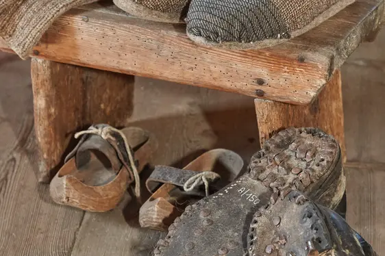 Museo provinciale degli usi e costumi, scarpe e ciabatte tradizionali tirolesi. Foto Hermann Maria Gasser