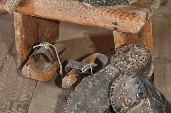 Südtiroler Volkskundemuseum, Schuhe und Patschen. Foto Hermann Maria Gasser