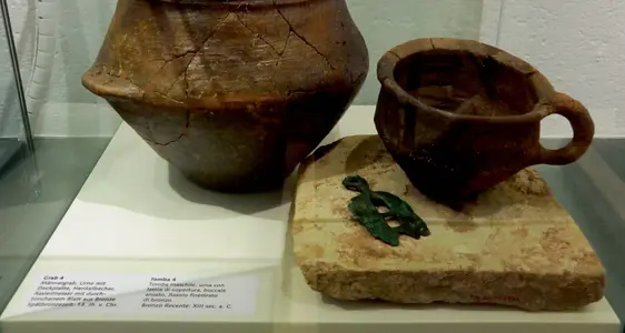 Graburnen, späte Bronzezeit. Foto Hoamet Tramin Museum