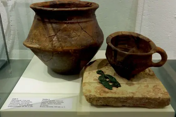 Graburnen, späte Bronzezeit. Foto Hoamet Tramin Museum