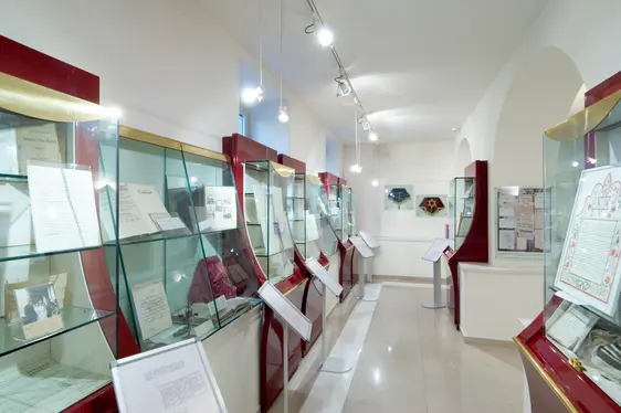Museo ebraico di Merano, vetrine con documenti. Foto Comunità Ebraica di Merano