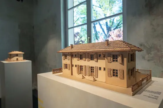 Semirurali-Haus. Holzmodell. Foto Seehauser