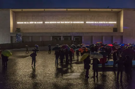 Bassorilievo monumentale in piazza del Tribunale a Bolzano. Foto ASP-Oskar Verant