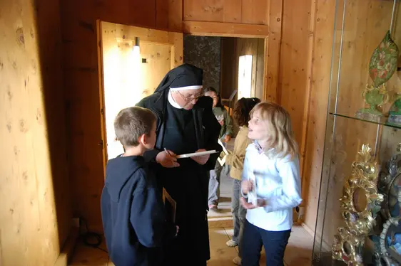 La priora Domenica con bambini al museo. Foto Elke Larcher