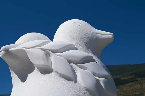 Marmorplus, colomba della pace di marmo. Foto Marmorplus