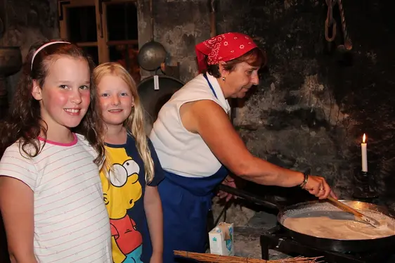 Dorfmuseum Gufidaun, Muaskochen mit Traudi Schenk. Foto Otto Schenk