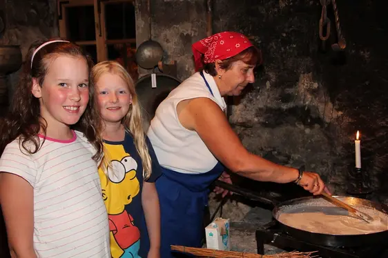 Museo locale di Gudon, cucinare la mosa con Traudi Schenk. Foto Otto Schenk