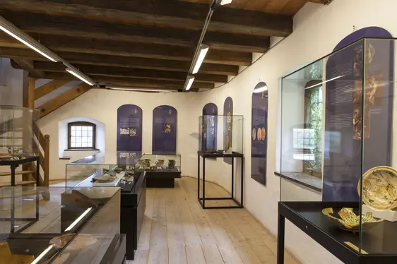 La mostra permanente di ritrovamenti archeologici finff Majolica Schaln. Foto Castel Prösels
