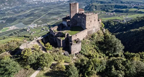 Burg Hocheppan, Gesamtansicht. Foto Eppan Tourismus