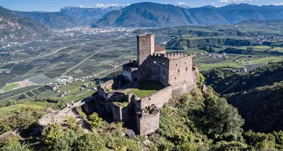 Castel d'Appiano, veduta d'assieme. Foto Appiano Turismo