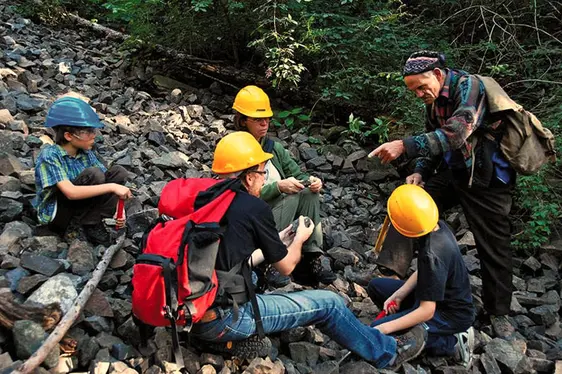 Mineraliensuche. Foto Lorenz Fischnaller