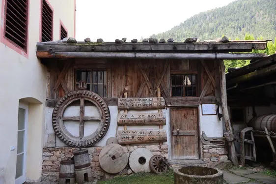 Bauernmuseum Völlan, Mühlrad und Holzzeichen. Foto Bauernmuseum Völlan