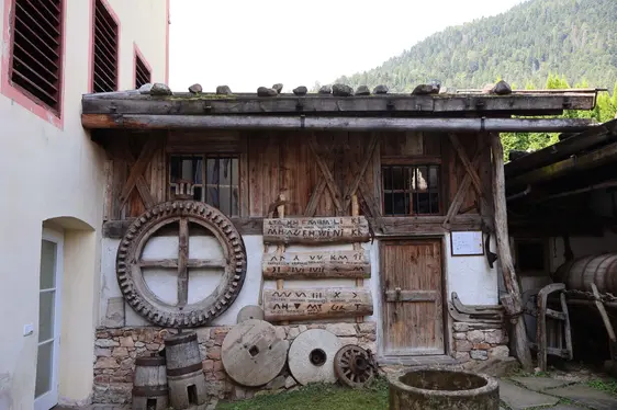 Bauernmuseum Völlan, Mühlrad und Holzzeichen. Foto Bauernmuseum Völlan