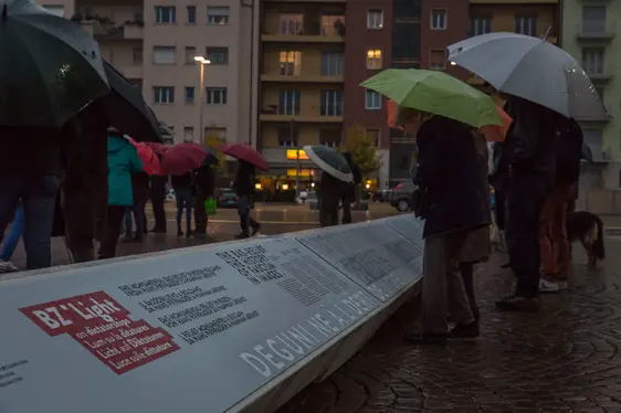 Pannelli informativi accanto al bassorilievo monumentale in piazza del Tribunale a Bolzano. Foto ASP-Oskar Verant