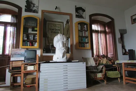 Landwirtschaftsmuseum Brunnenburg, Ezra Pound Gedächtnisraum. Foto Ludwig Thalheimer