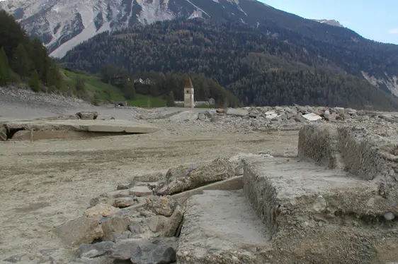 Curon, resti. Foto collezione Valentin Paulmichl