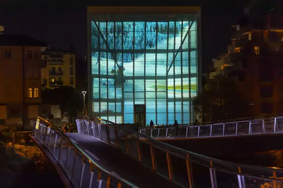 Museion, Projektion auf der Medienfassade eines Werkes von Philipp Messner. Foto Anna Cerrato