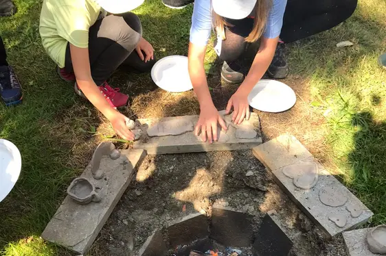 Steinhaus, Feuriger Ton. Foto Sofia Steger