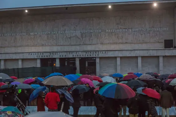 Bassorilievo monumentale in piazza del Tribunale a Bolzano. Foto ASP-Oskar Verant