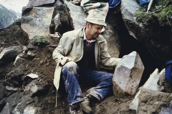 Josef Kirchler alla ricerca di cristalli. Foto Museo mineralogico Kirchler