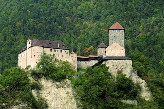 Schlosss Tirol, Außenansicht. Foto Ludwig Thalheimer