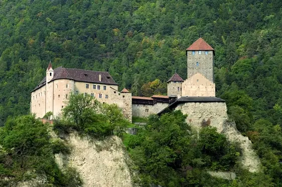 Schlosss Tirol, Außenansicht. Foto Ludwig Thalheimer