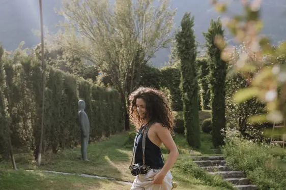 Skulpturen-Garten, im Hintergrund die Skulptur Wache von Lois Anvidalfarei. Foto Emi Massmer Emotions